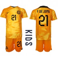 Otroški Nogometni dresi Nizozemska Frenkie de Jong #21 Domači SP 2022 Kratek Rokav (+ Kratke hlače)